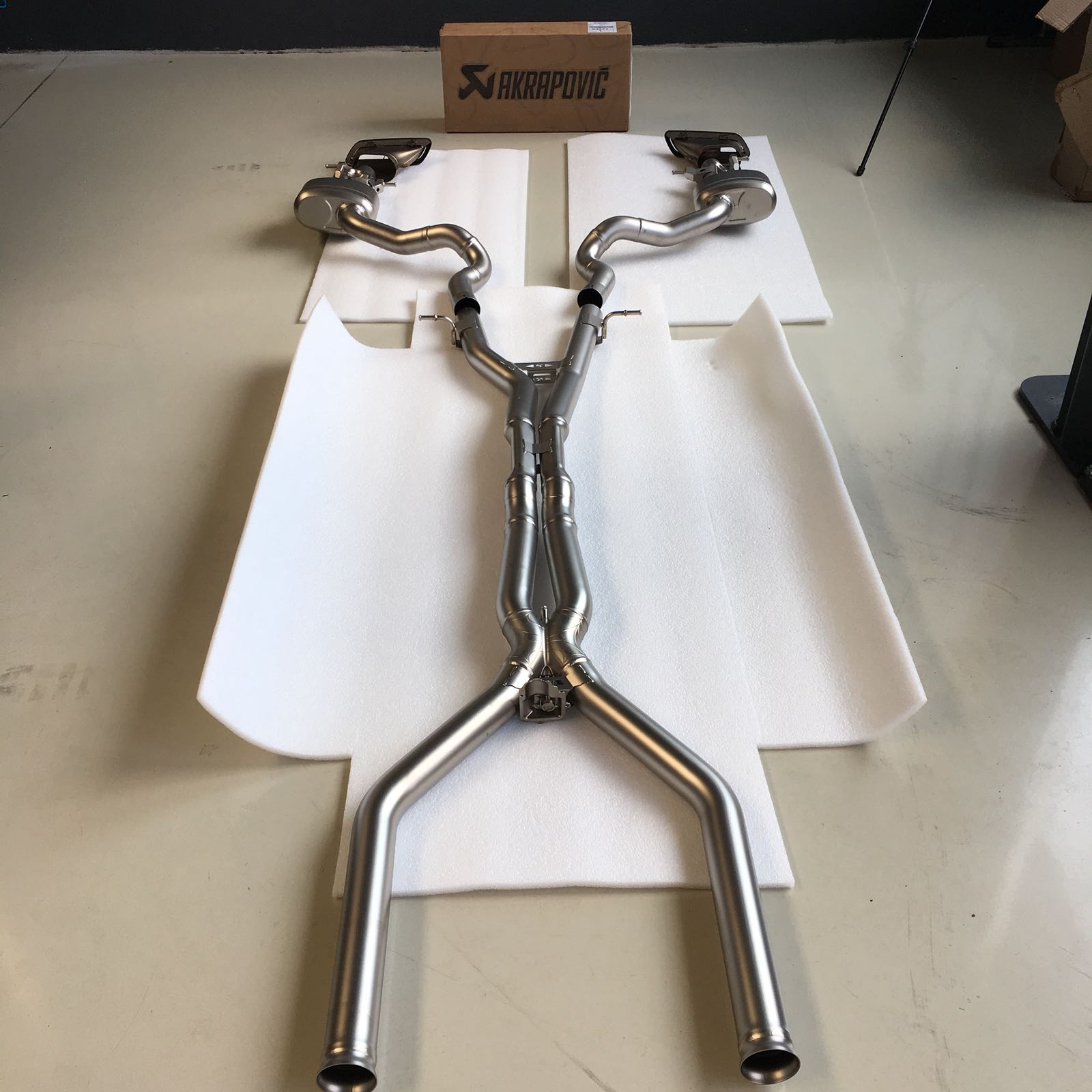 AKRAPOVIC MTP-ME/T/5H Вихлопна система Evolution Line (Titanium) для MERCEDES-Benz AMG E63/E63S (W213) Photo-3