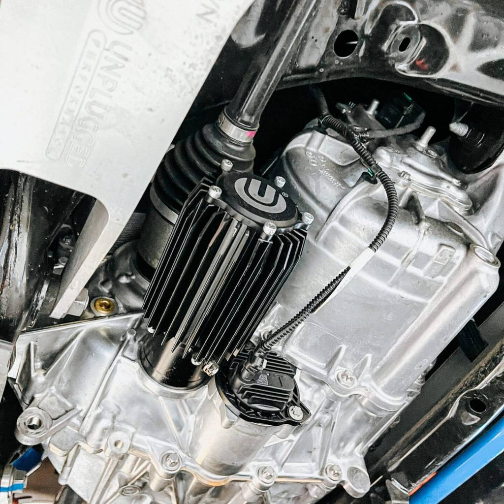 UNPLUGGED PERFORMANCE UP-M3MY-348-1.1 Масляний охолоджувач і магнітний фільтр Enduro Drive Unit, передній привід для TESLA Model 3 / Model Y Photo-2