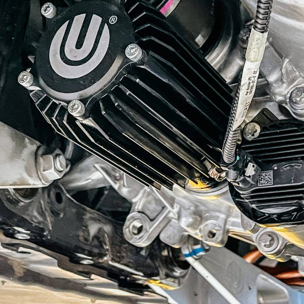 UNPLUGGED PERFORMANCE UP-M3MY-348-2.1 Масляний охолоджувач і магнітний фільтр Enduro Drive Unit, задній привід для TESLA Model 3 / Model Y Photo-1