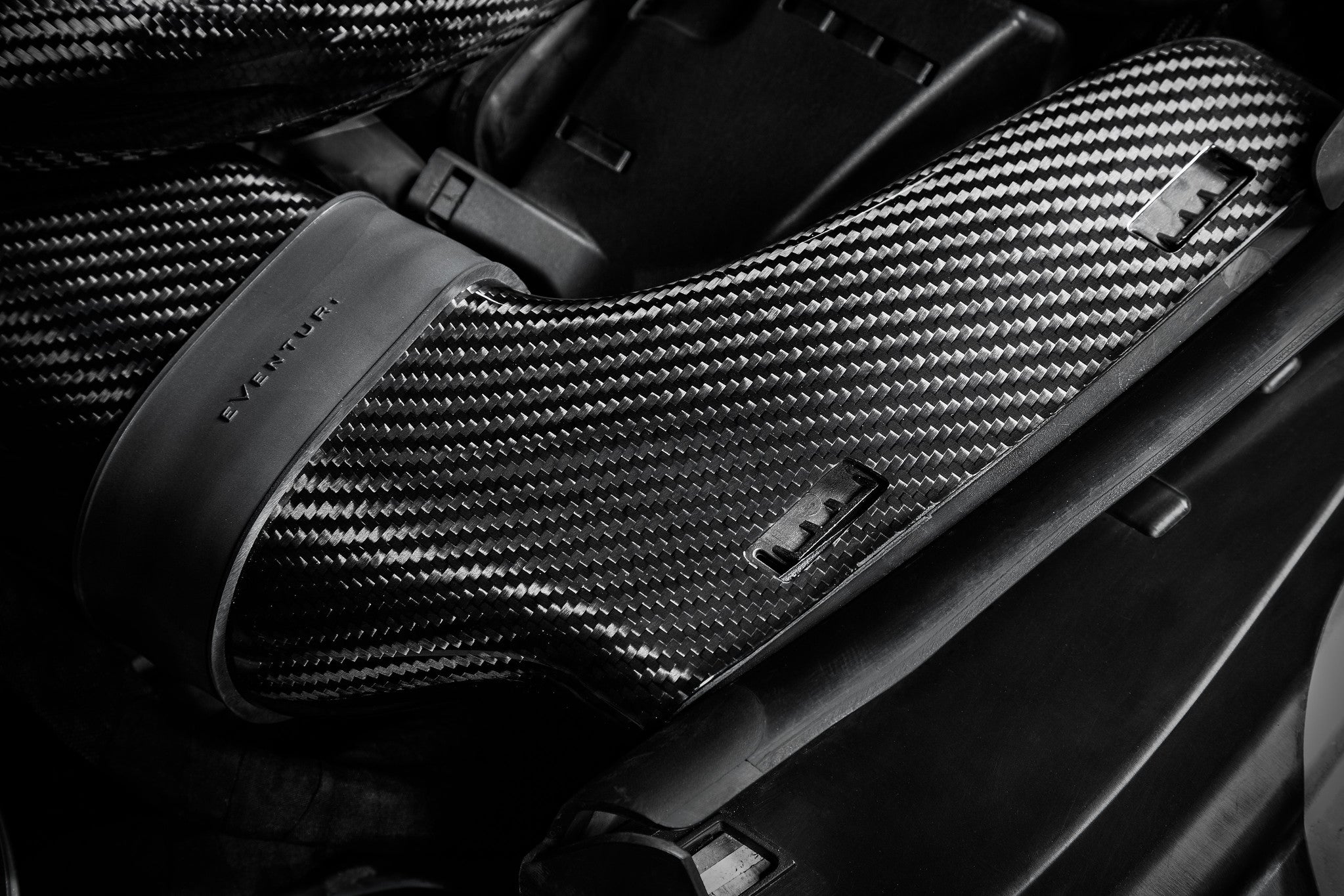 EVENTURI EVE-C63S-CF-INT Система холодного впуску для MERCEDES-Benz AMG W205 C63S (карбон) Photo-4