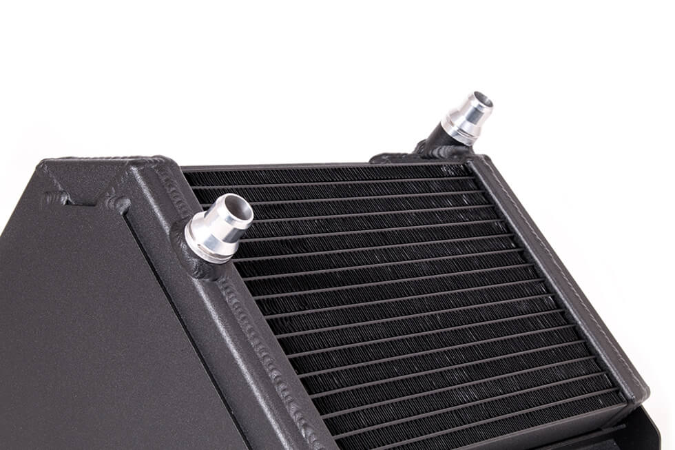 FORGE FMCCRAD8-OUTLET Радіатор із бічним кріпленням для MERCEDES W176 2012-2018/ CLA45 AMG 2013-2019 Photo-1