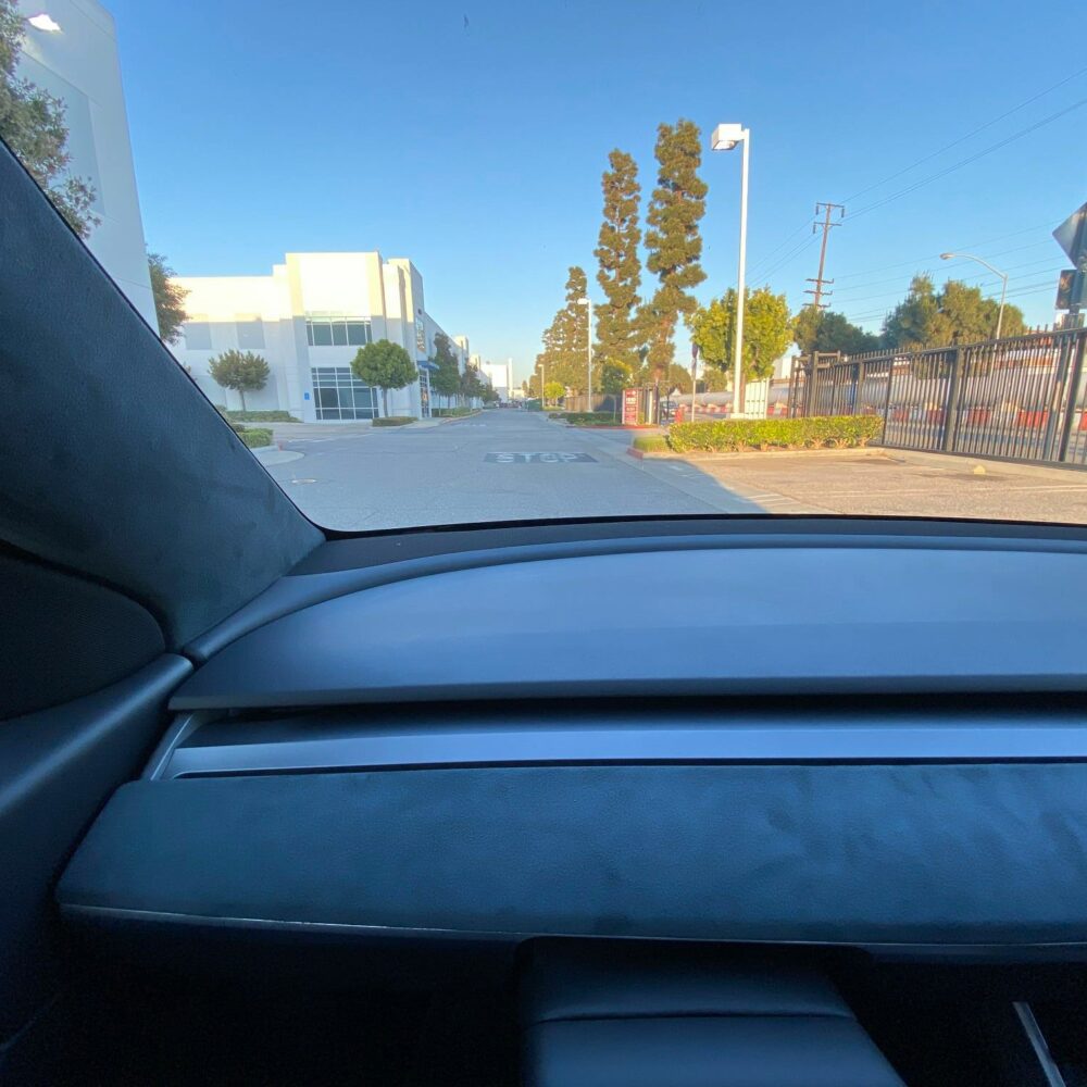 UNPLUGGED PERFORMANCE UP-M3MY-344-1.1 Обновленная панель приборов, алькантара, черная для TESLA Model 3 / Model Y 2017-2020 Photo-1