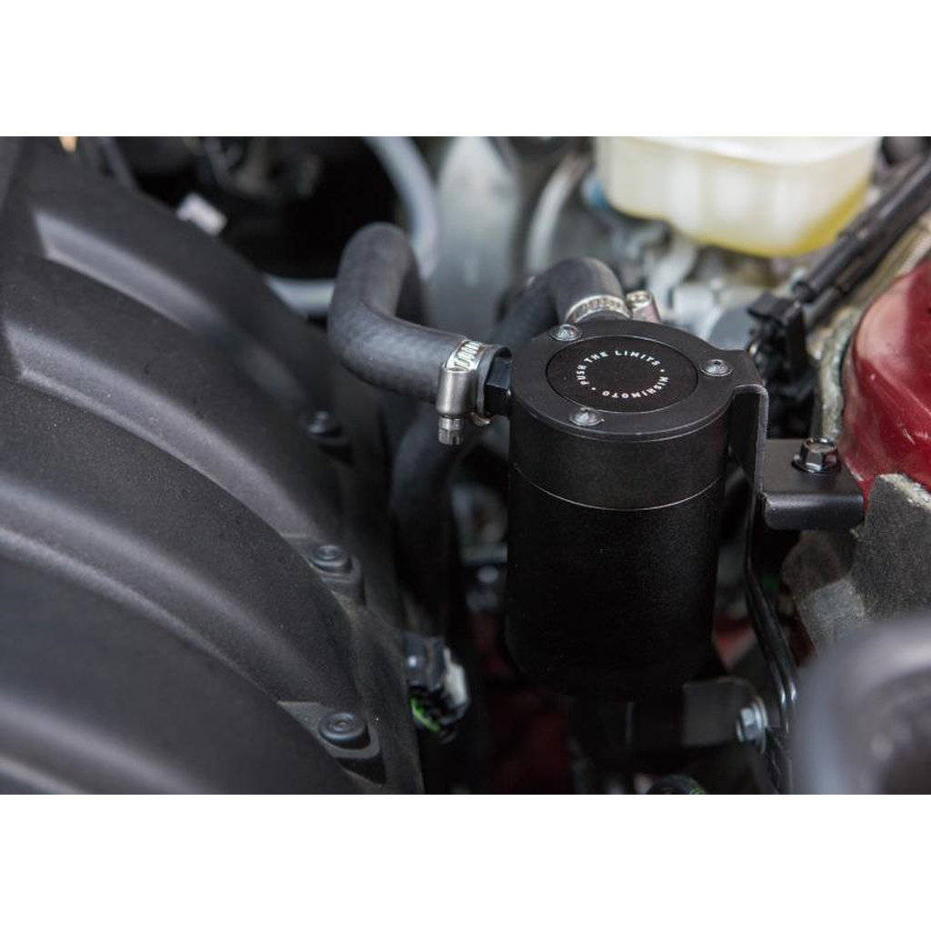 MISHIMOTO MMBCC-MUS4-15PBE Масляний уловлювач з перегородками для FORD Mustang EcoBoost, боковий PCV, 2015+ Чорний Photo-6 