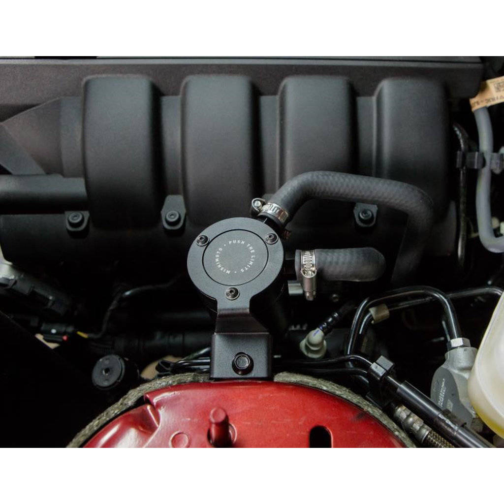 MISHIMOTO MMBCC-MUS4-15PBE Масляний уловлювач з перегородками для FORD Mustang EcoBoost, боковий PCV, 2015+ Чорний Photo-7 