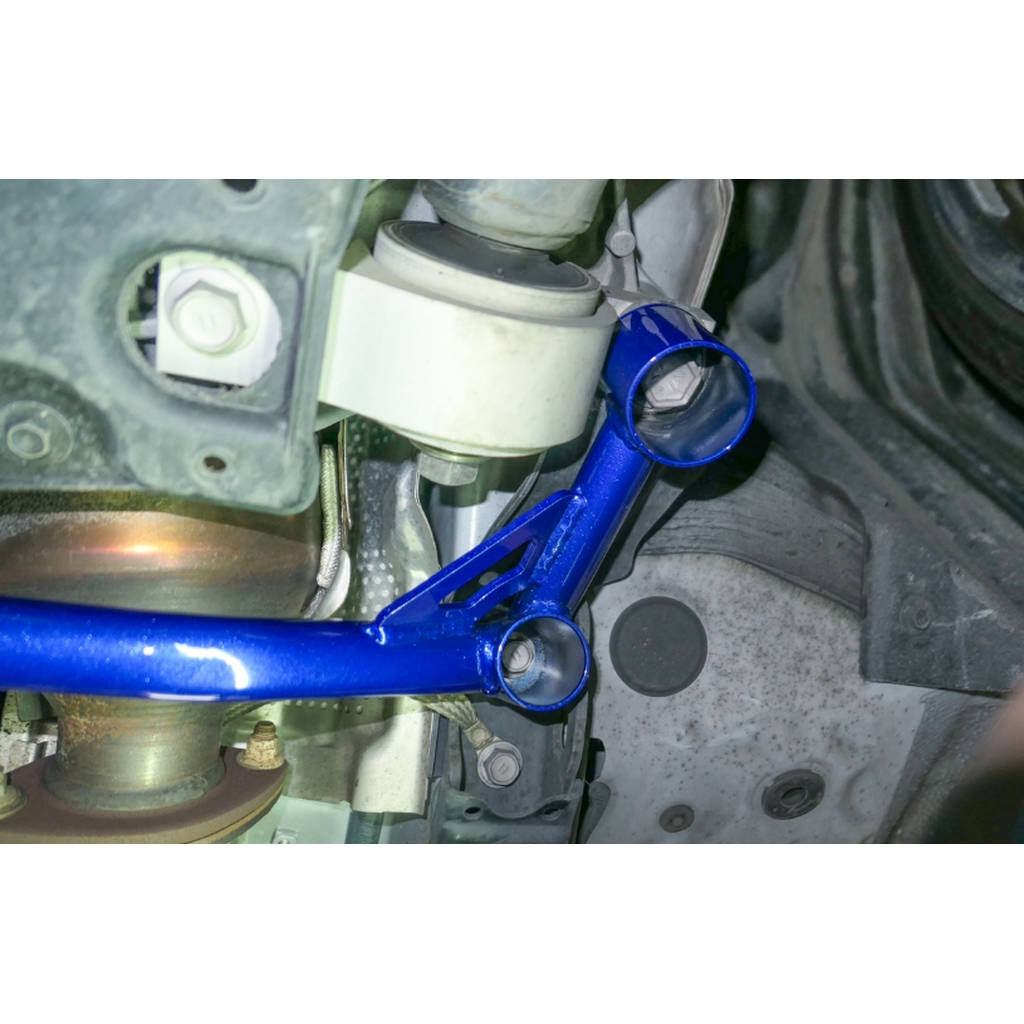 HARDRACE Q0413 Передній нижній кронштейн для LEXUS IS XE30 13- Photo-1 