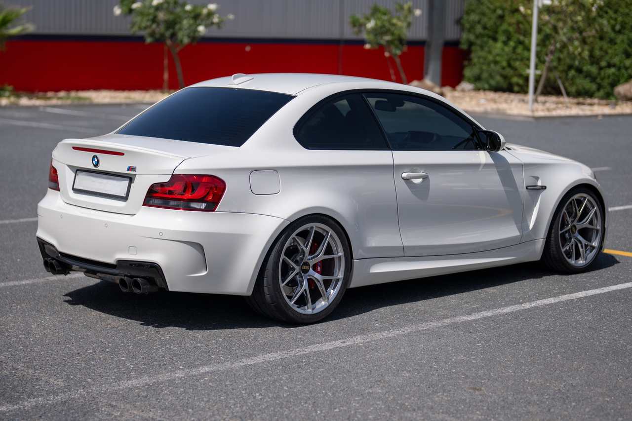 Підготовлена до треку BMW 1M E82 з заниженою спортивною підвіскою| ATOMIC-SHOP
